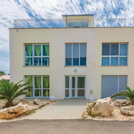 One-Bedroom Apartment In Vir