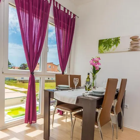 One-Bedroom Apartment In Vir Daire